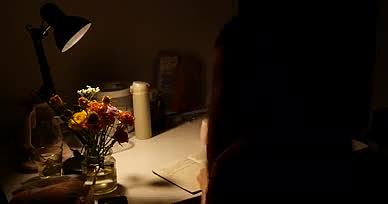 4K女子深夜台灯下学习写作业写日记写字视频的预览图
